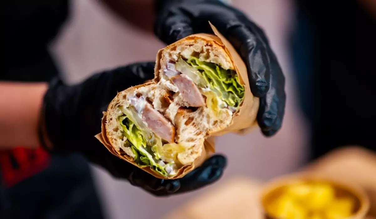 un sandwich faiparla à la saucisse fumée coupé en deux